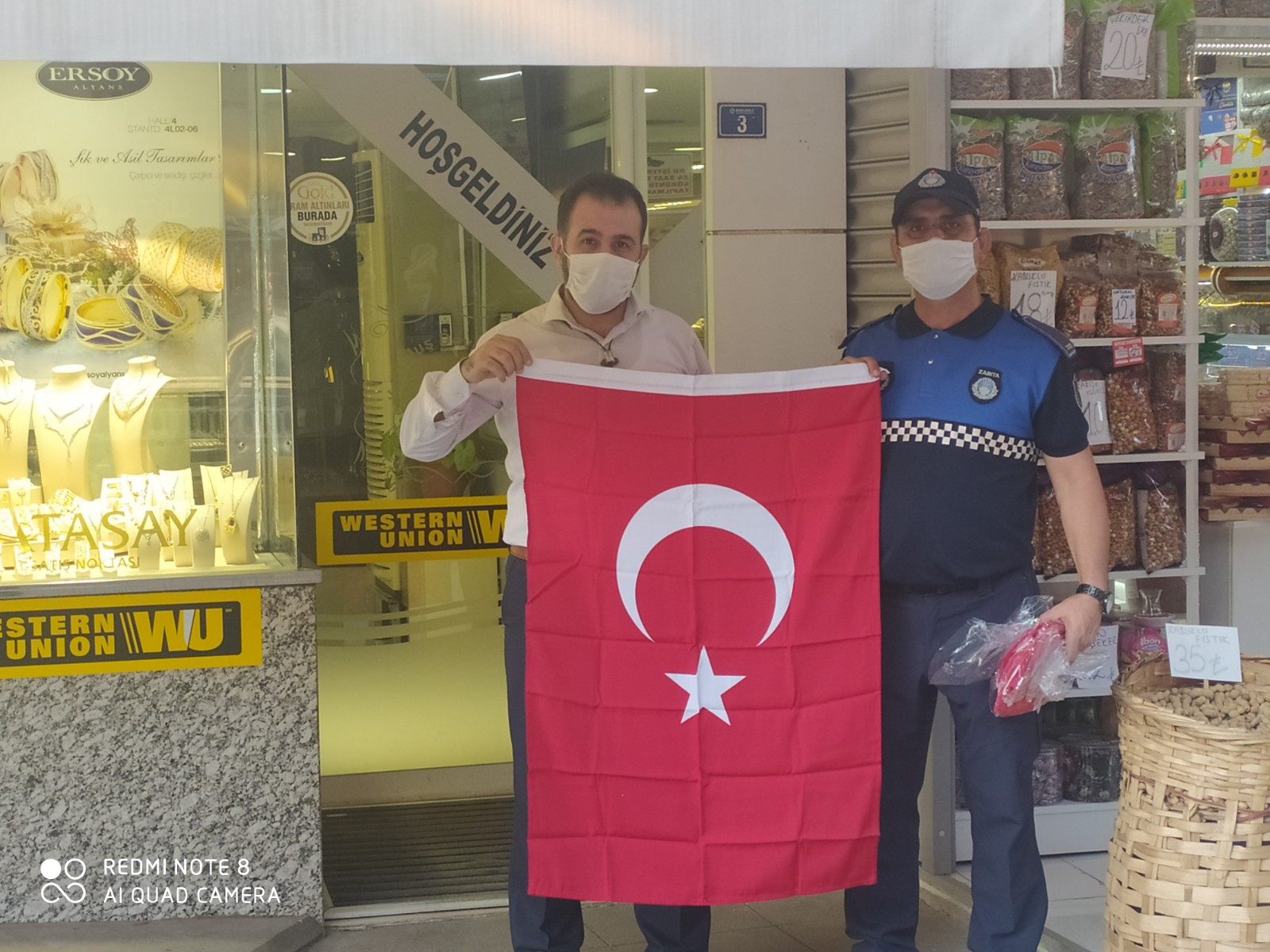 Esnafa Türk bayrağı dağıtıldıBAYRAK (1)