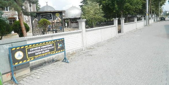 KARTEPE BELEDIYESİ CAMİİ BAHÇELERİNİ BAKIMA ALDILAR1