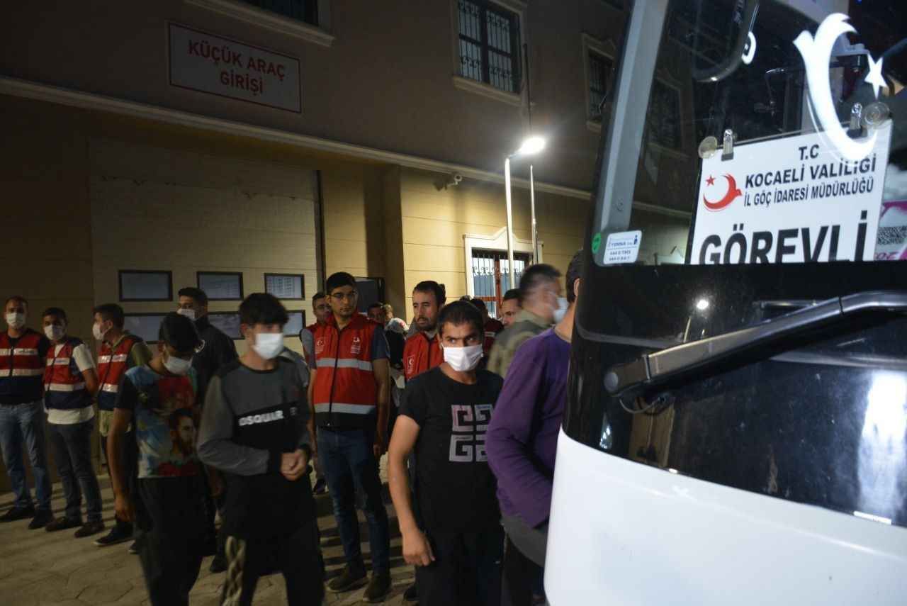 Kocaeli’de 11 düzensiz göçmen sınır dışı edildi