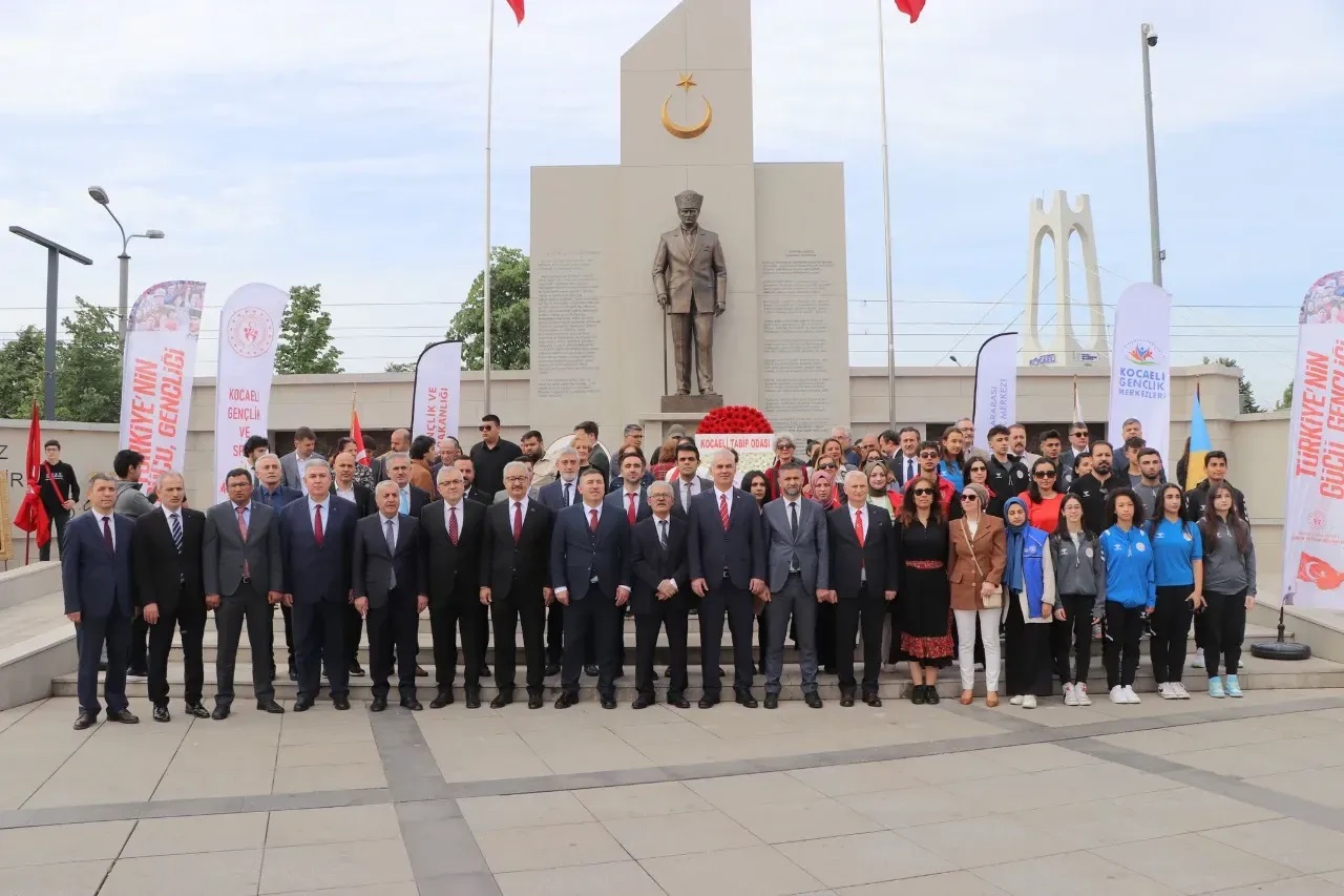 Kocaeli’de Gençlik Bayramı çelenk töreni1111