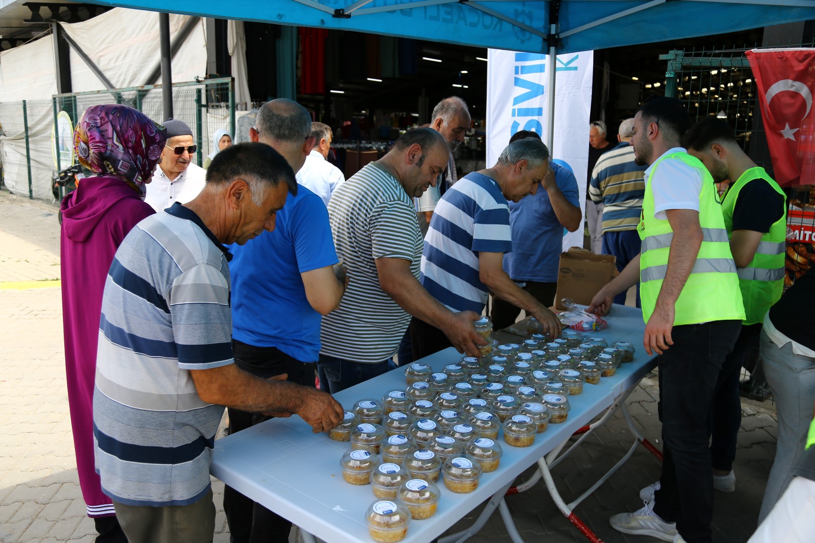 _Büyükşehir'in aşure dağıtımı başladı (2)