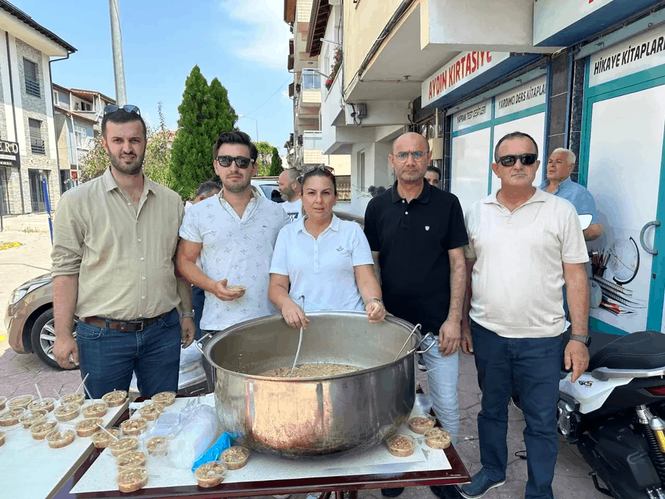 CHP Kartepe’den vatandaşa aşure dağıtı1