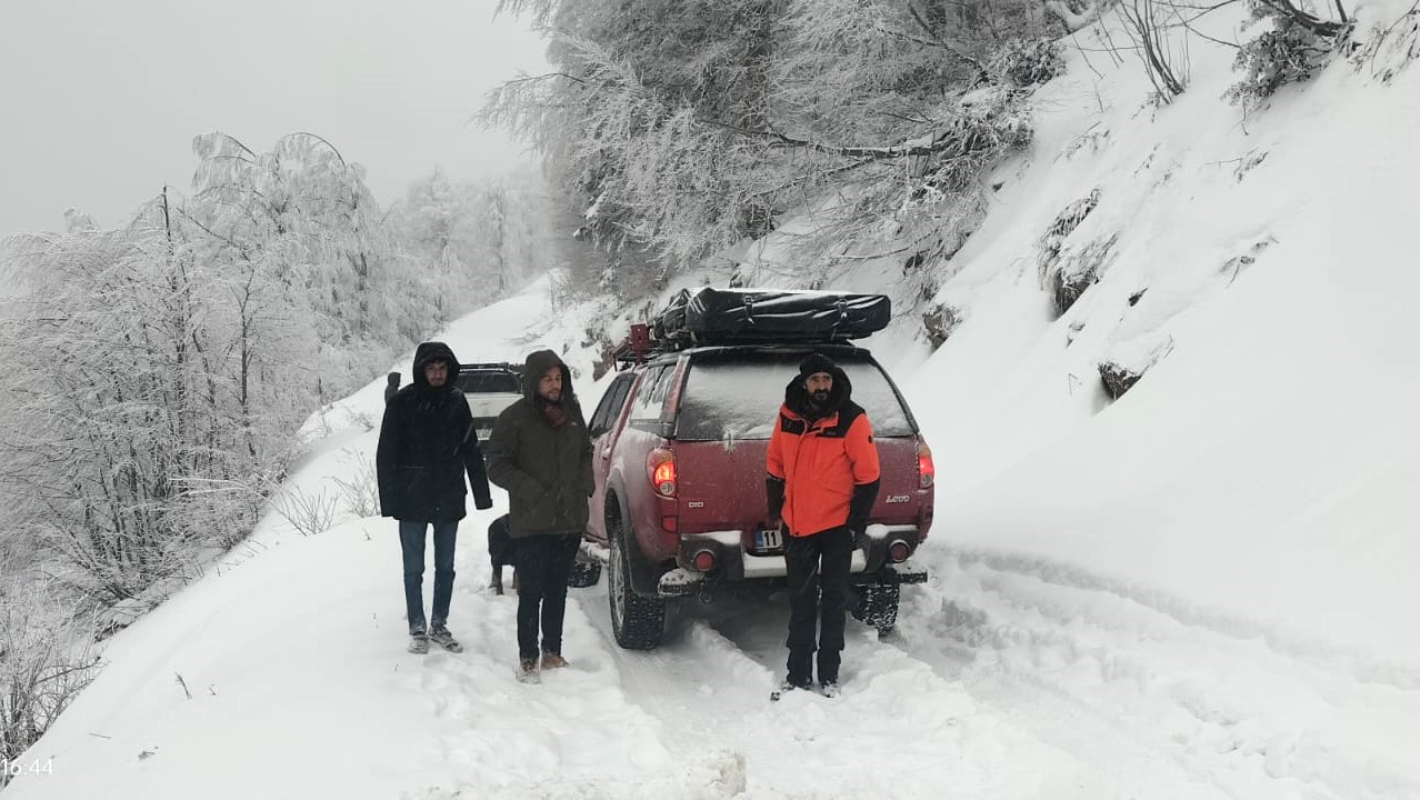Karda mahsur kalanları Büyükşehir kurtardı (1)