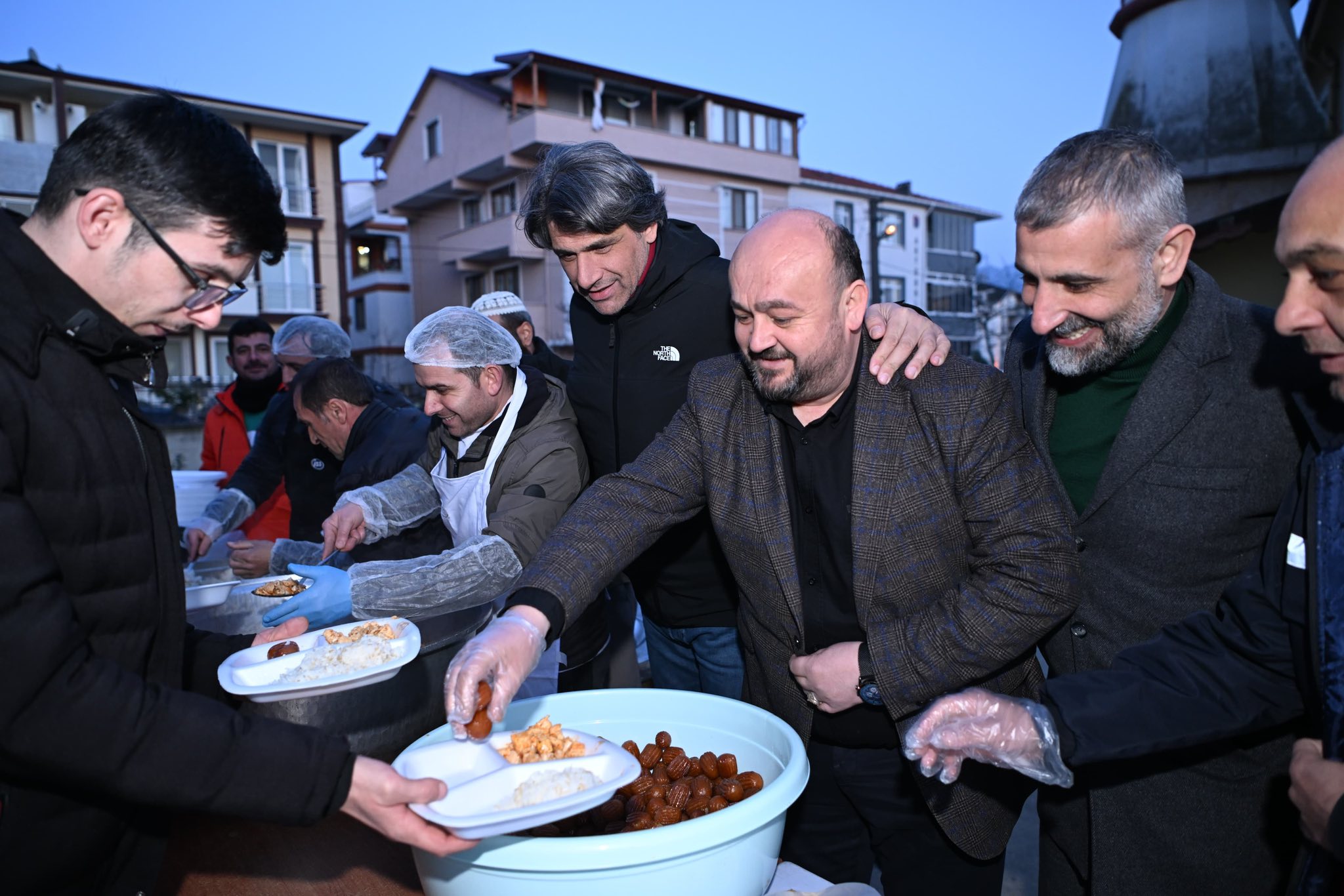 BAŞKAN KOCAMAN MAHALLE İFTARLARINA KONUK OLUYOR1