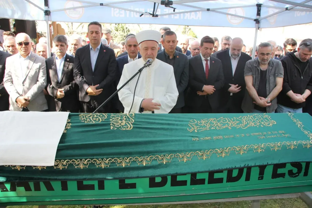 Özgür Özel, Celal Akar’ın cenazesinde1