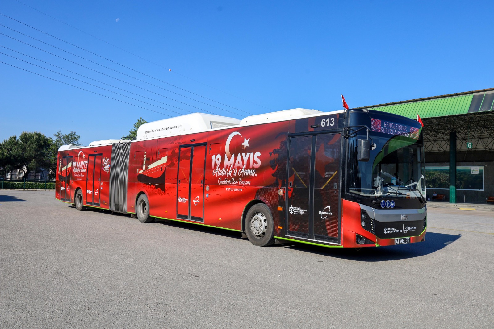 Otobüs ve tramvaylar 19 Mayıs'a özel giydirildi (4)