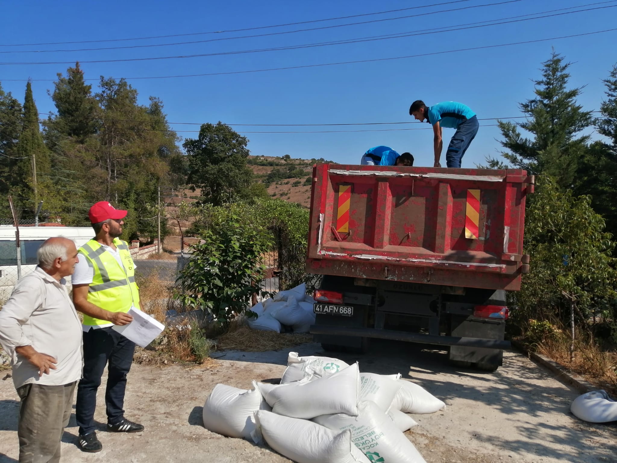 Büyükşehir'den üreticiye tavuk yemi ve ekipman desteği (1)