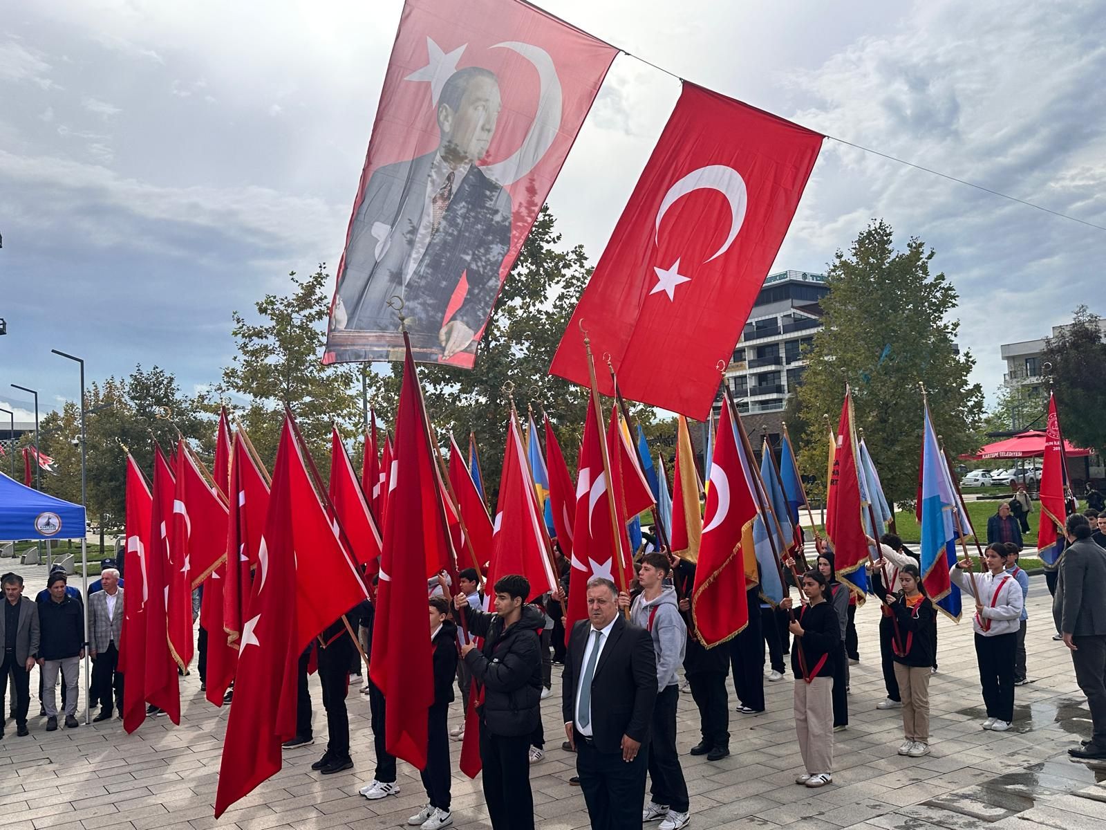 Kartepe’de 29 Ekim kutlamaları çelenk sunma töreniyle başladı1 Kartepe’de 29 Ekim kutlamaları çelenk sunma töreniyle başladı1