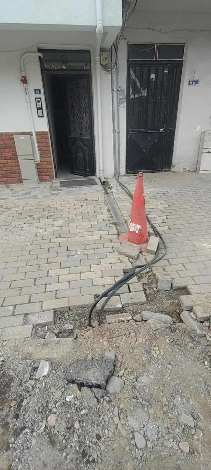 AMAN DİKKAT KABLOLAR AÇIKTA