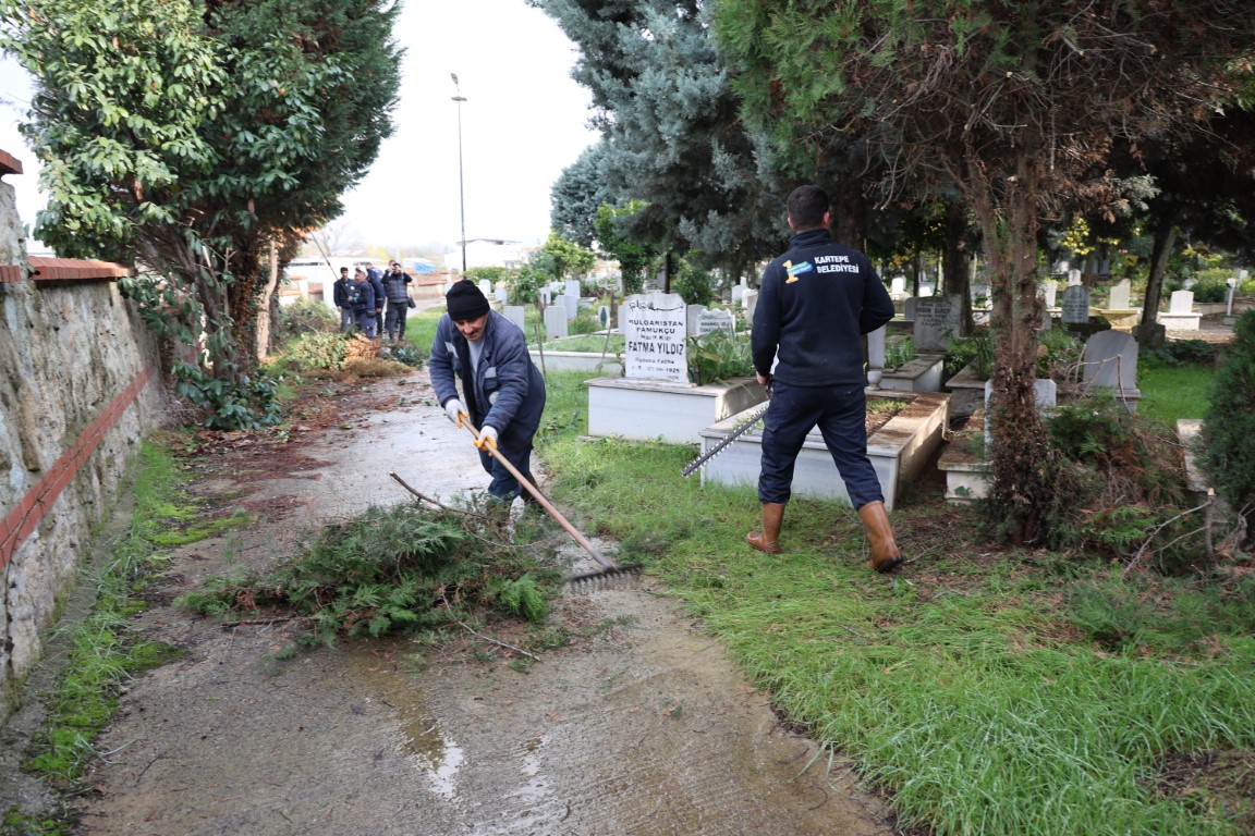 Kartepe’de Mezarlıklara Düzenli Bakım