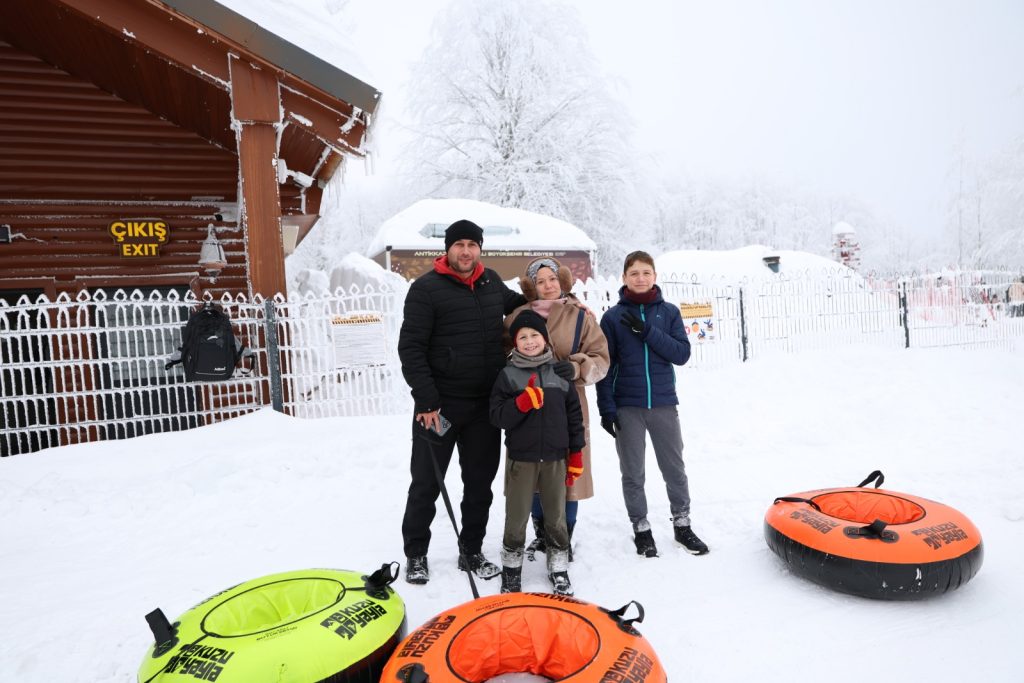 Kuzuyayla’da kar keyfi kış masalına dönüştü