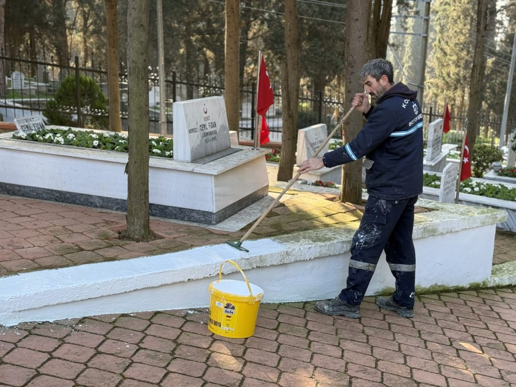 Büyükşehir’den şehitliklerde titiz çalışma