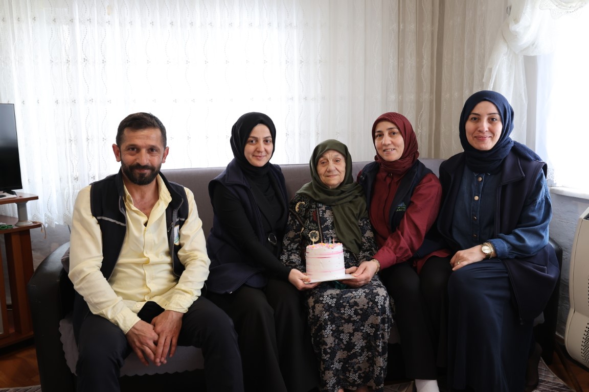 92 Yaşındaki Neriman Teyze’ye Duygu Dolu Doğum Günü Sürprizi (4)