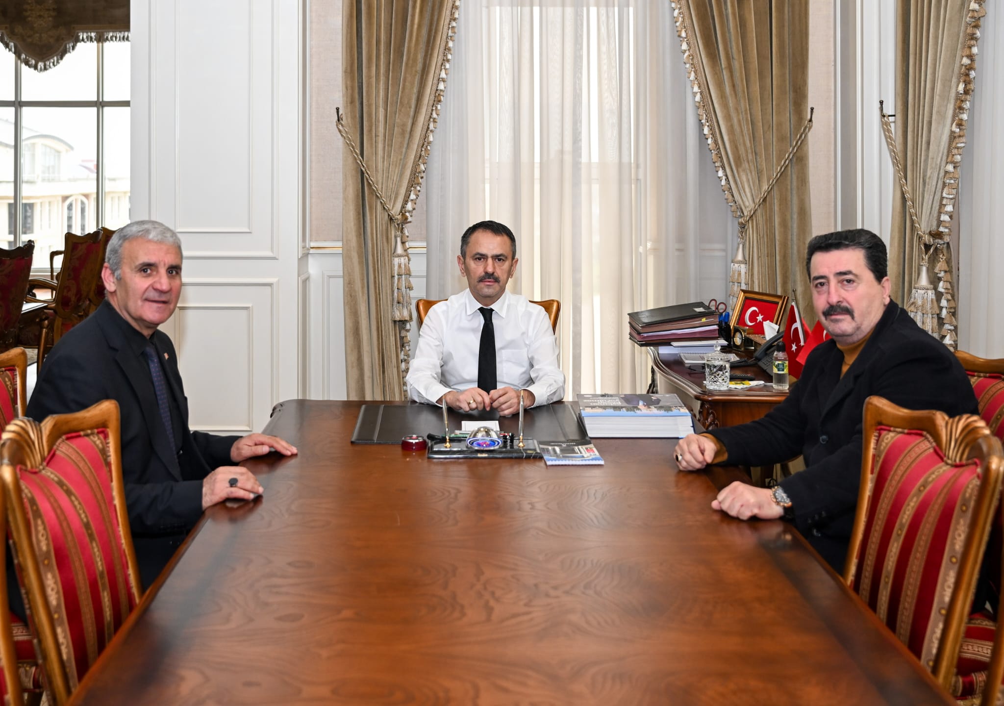 Kocaeli Erzurumlular Derneği Yönetimi, Vali İlhami Aktaş'ı Ziyaret Etti