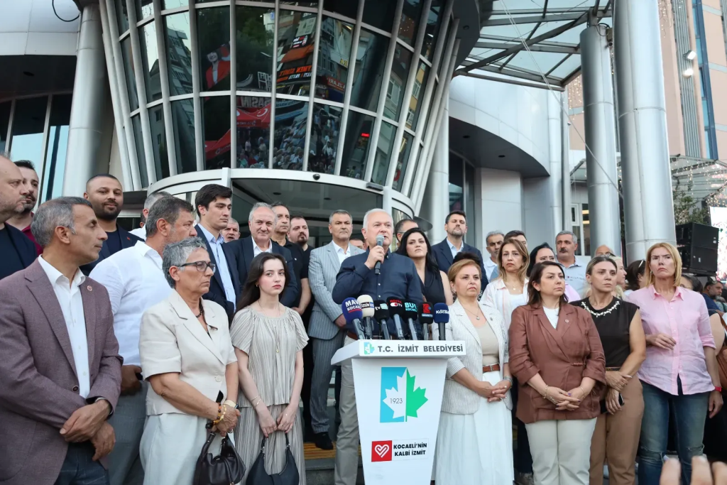 CHP’liler bugün ikinci kez İzmit Belediyesi önünde bir araya geldi