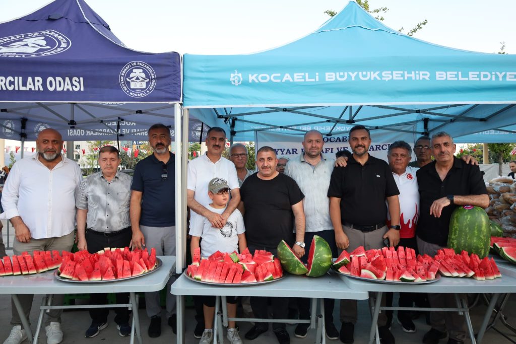 Kocaeli Pazarcılar Odası, 15 Temmuz'da 3 Ton Karpuz İkram Etti