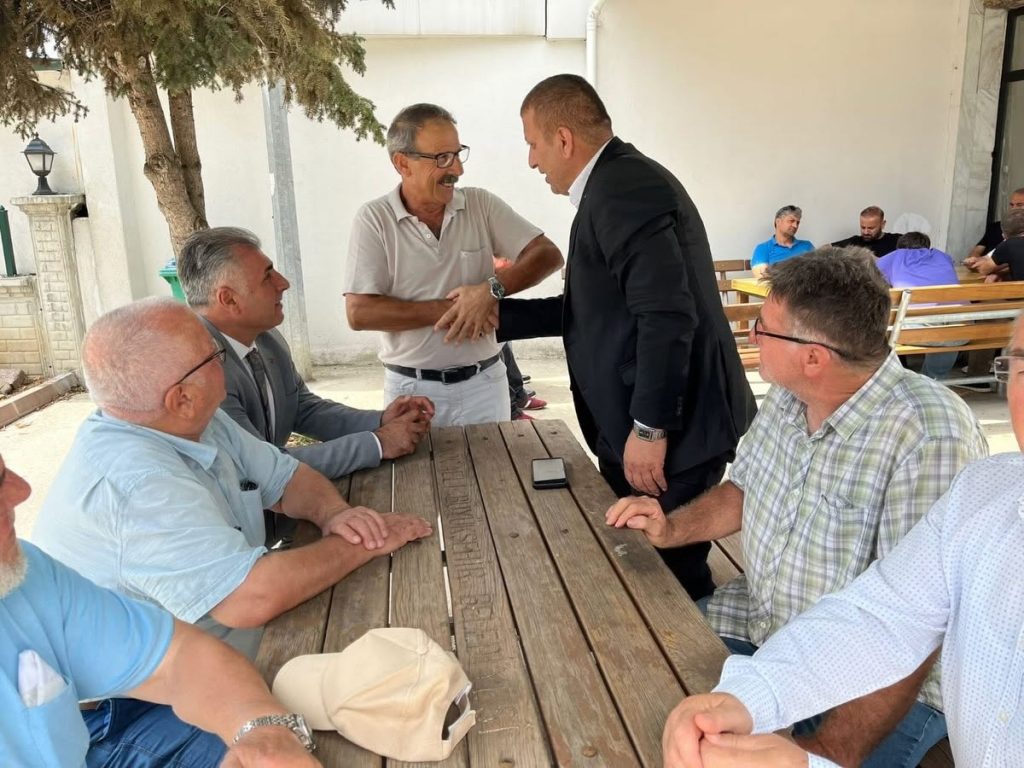 MHP KARTEPE İLÇE BAŞKANI NEŞET ER VATANDAŞLA BİR ARAYA GELDİ