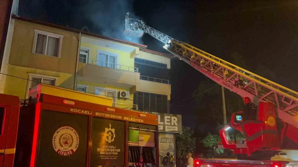Kartepede ’de korku dolu gece! Ahşap ev yandı