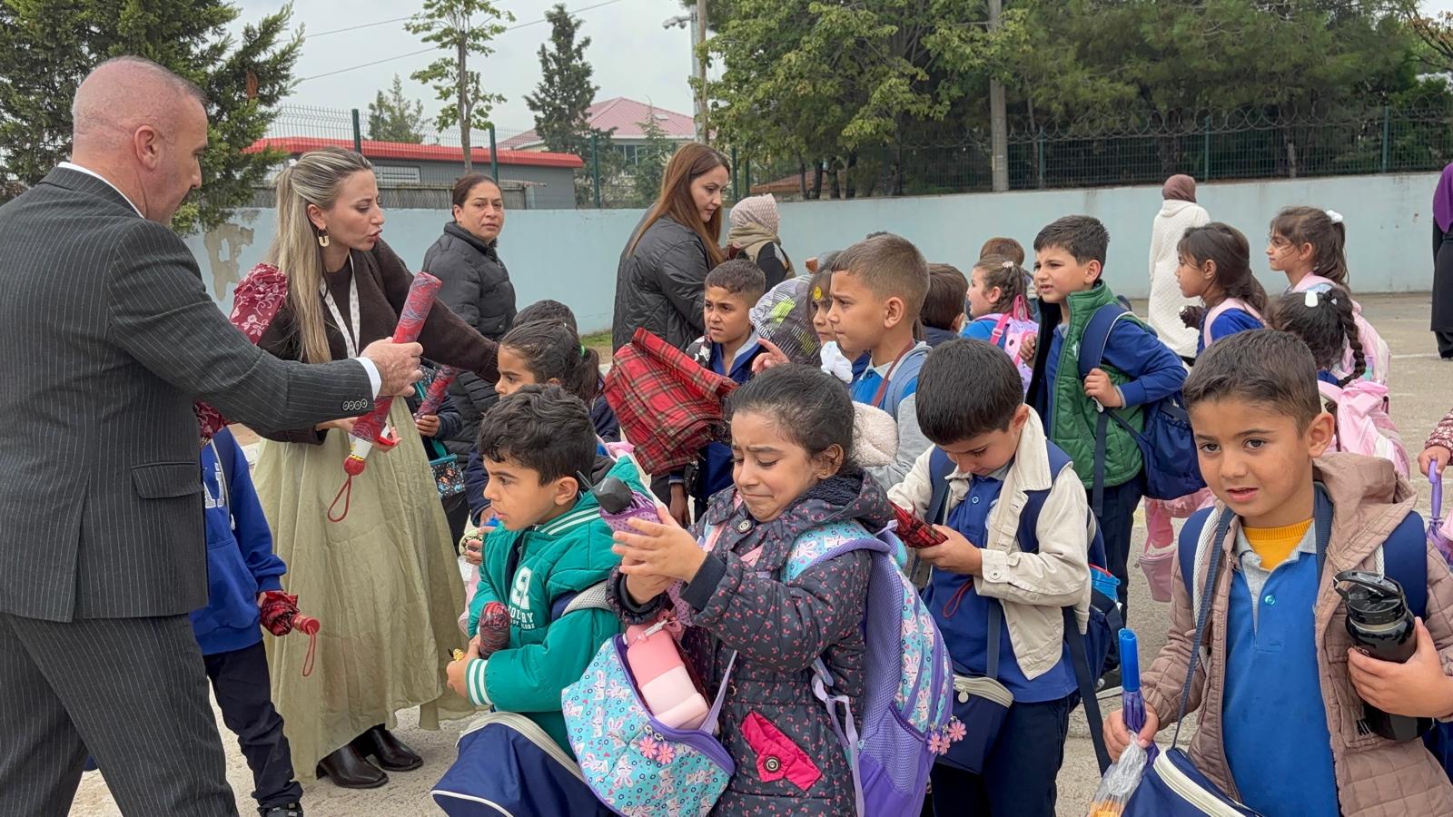 MHP DİLOVASI TEŞKİLATI’NDAN ÖĞRENCİLERE ŞEMSİYE DESTEĞİ1